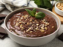 Não precisa de ovo, nem de gelatina para fazer essa mousse de chocolate de liquidificador muito aerada e gostosa