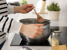 Colher de silicone ou de pau? Saiba qual é a melhor opção do acessório para sua cozinha