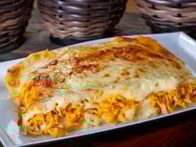 Receita de lasanha de frango simples com molho vermelho e molho branco para fazer no fim de semana