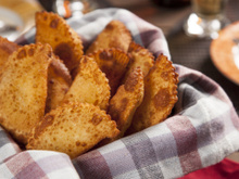 Minipastéis fáceis e crocantes transbordando de tanto recheio