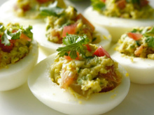 Com atum e abacate: a receita de ovo recheado saudável e rico em proteínas