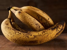 Adeus banana preta: a fruta vai durar muito mais se você armazená-la com esse item de cozinha que todo mundo tem em casa