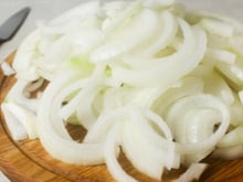 Minhas saladas ficaram muito melhores depois que aprendi o truque do TudoGostoso para tirar a acidez da cebola