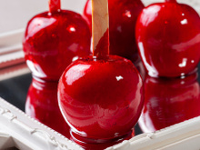 Brigadeiro + maçã do amor: impossível resistir a essa combinação maravilhosa que vai animar a festa junina