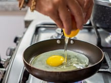Pare de fritar ovos em azeite ou manteiga, pois um ingrediente simples, segundo o chef, os torna mais saborosos