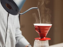 O jeito de despejar a água pode transformar seu café coado; descubra o truque que faz diferença