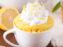 O melhor bolo de limão na caneca fica pronto em menos de 5 minutos (sem glúten e sem açúcar!)