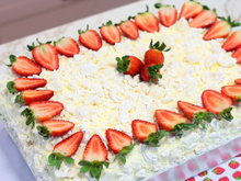 Esse bolo de morango molhadinho com recheio de 4 leites e cobertura de nata com suspiros virou o bolo oficial de aniversários na minha família