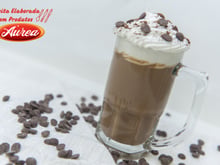 Bebida quente de doce de leite clássico com chocolate