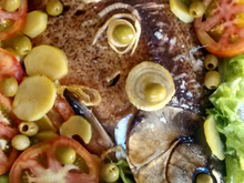 Peixe Assado Recheado com farofa de Alcaparra