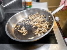 As panelas de aço inoxidável são maravilhosas, mas se você não fizer isso antes de cozinhar, toda a comida vai grudar