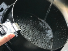 Pode colocar água dentro da airfryer? O que acontece se o fundo molhar?