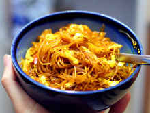 Macarrão branco oriental ao molho de Hoisin