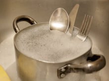 Aprenda como limpar alumínio manchado SEM ESFORÇO com produtos que você já tem casa! 