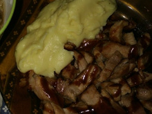 Carne suína com purê e barbecue