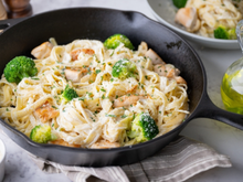 Surpreenda no Dia das Mães com esse macarrão cremoso de frango com brócolis: é delicioso e fica pronto rapidinho!