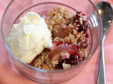 Crumble de maçã, amora e coco