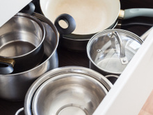 Aprendi com a minha avó esse jeitinho para economizar espaço empilhando panelas sem risco de arranhá-las