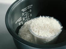 Prepare o almoço sem complicação com esta panela de arroz da Mondial por menos de R$ 130