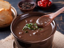 Como deixar o feijão cremoso com um truque de chef: a família vai amar essa receita