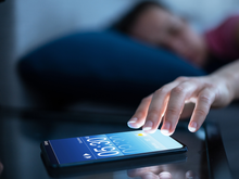 Não insista em dormir com o celular ao seu lado na cama