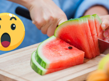 Passei a comer muito mais melancia depois que aprendi a maneira mais fácil de cortar a fruta