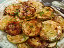 Isso é viciante! Chips de abobrinha na airfryer, um lanche fácil, delicioso e que fica pronto em 20 minutos