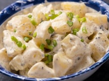 "É seguro deixar fora da geladeira por...": esse é o tempo que a salada de batata pode ficar em temperatura ambiente, de acordo com um cientista de alimentos (é menos tempo do que você pensa!)