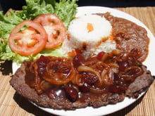 Bife acebolado com molho de cereja