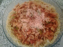 Espaguete com molho de tomate e peito de frango