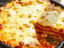 Nem forno, nem sujeira: essa lasanha de frigideira virou meu almoço de uma panela só preferido da semana!