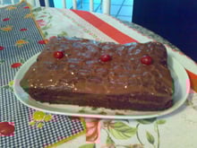 Bolo de chocolate com cerejas