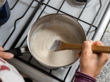 Meu molho bechamel ficava empelotado até eu ver essas dicas no TudoGostoso: agora fica cremoso, lisinho e digno de restaurante