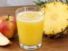 Preparei o suco de abacaxi com maçã e descobri por que estão tomando: além de saborosa, bebida promove saciedade e fica ainda melhor se você adicionar outros 2 ingredientes