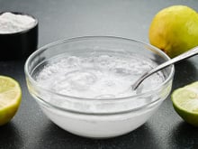 Poucos sabem, mas misturar cascas de limão com sal e bicarbonato de sódio substitui esse produto químico tradicional nas cozinhas