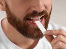 O que acontece com o corpo se você mascar chiclete todos os dias? E se for sem açúcar?