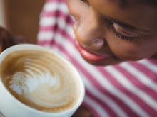 Consumir de duas a três xícaras de café por dia pode reduzir o risco de demência em até 20%, confirma Harvard após estudo que durou 43 anos