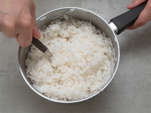 Como consumir arroz velho com segurança? Siga estes 2 passos corretamente para obter mais benefícios do que o arroz fresco cozido.