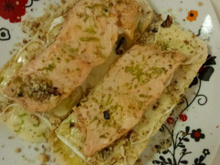 Sanduíche aberto de salmão e queijo brie