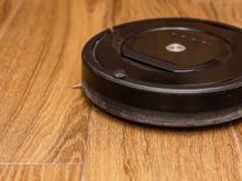 Varre, aspira e passa pano! Aspirador robô da Philco 3 em 1 pela metade do preço