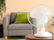 Nem em cima do seu rosto, nem contra a parede: como posicionar o ventilador para refrescar como um ar-condicionado
