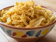 Ficam prontos em 15 minutos e são mais viciantes que salgadinho: chips de repolho crocantes!