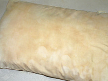 Você pode clarear travesseiros com manchas antigas em 30 minutos sem lavar: como fazer