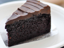 Nem farinha, nem ovo, nem óleo: esse bolo de chocolate pretinho e molhadinho só precisa de 3 ingredientes e fica pronto muito rápido!