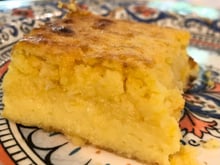 Bolo de milho cremoso de liquidificador: a receita clássica de fazenda que não leva farinha de trigo