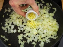 Refogar o alho antes ou depois da cebola: será que você fez errado a vida inteira?