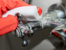 Esse é o melhor truque para remover calcário de torneiras e pias. É muito mais potente que o vinagre