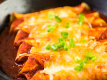 O jantar delicioso de frigideira com poucos ingredientes que eu faço toda semana para não dormir sem comer