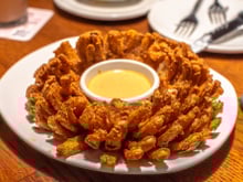 Tipo a do Outback: como fazer um grande e saboroso anel de cebola na airfryer