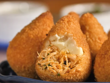 Essa coxinha de pão de forma do TudoGostoso fica tão crocante e recheada que ninguém acredita como é fácil de fazer